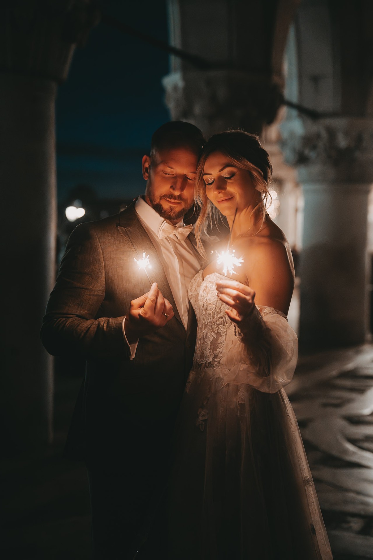 Brautpaar mit Wunderkerzen – Closing